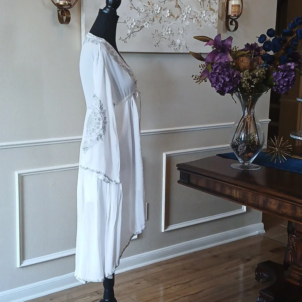 Women's White Boho Embroidered High Low Dress. Size M - Picture 10 of 17